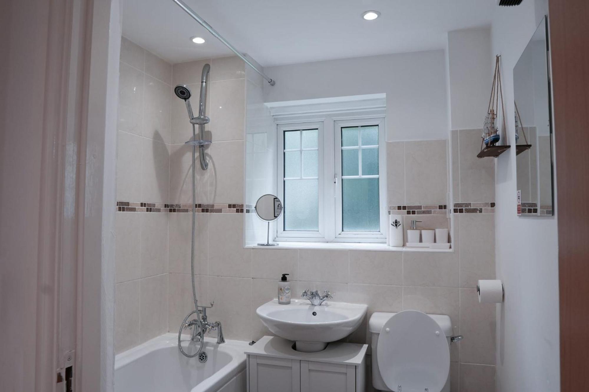 Whole 2-Bed Apartment - Contractors, Professionals, Ulez Free, Free Parking, B'Ham City 10Mins Birmingham Esterno foto